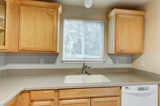 Building Photo - Charming Admirals Cove Home with Bonus Roo...