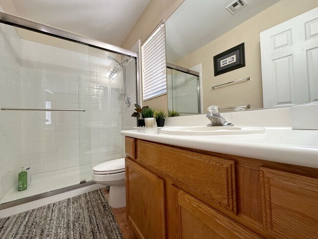 Building Photo - Beautifully Maintained Home Near Schools & Shopping!