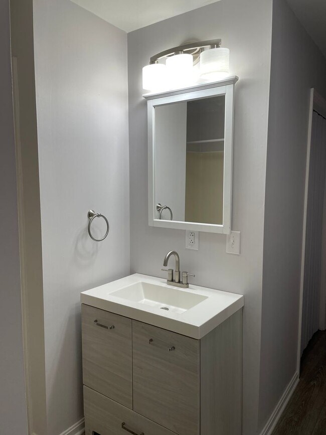 Building Photo - 380 Main Cross St