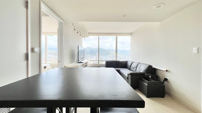 Building Photo - 2 BEDROOM HIGH FLOOR UNIT IN KAKAAKO