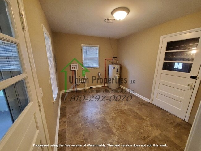 Building Photo - 4034 Pine Grove Ave