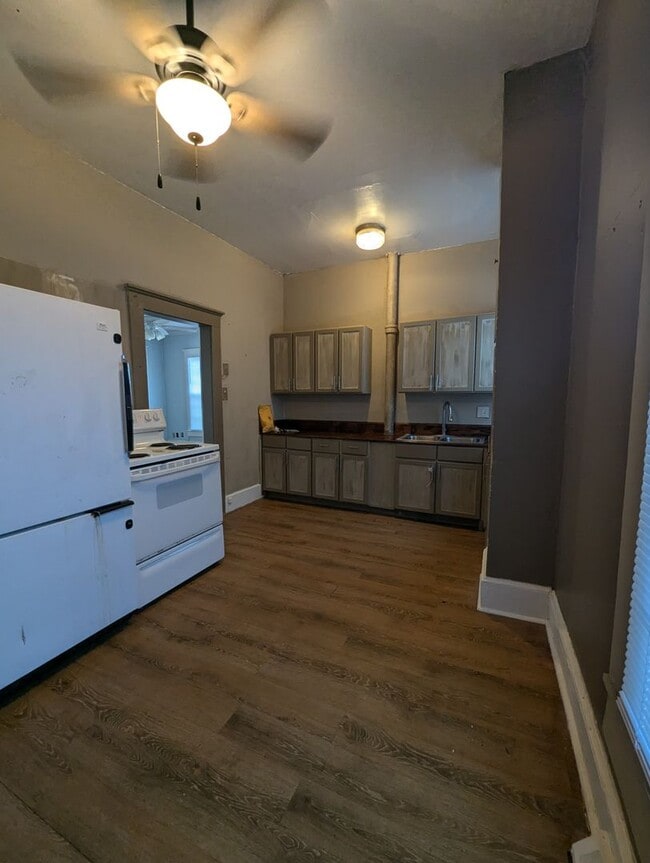 Building Photo - Coming Soon 4 Bed, 1 Bath — Available December 15th!