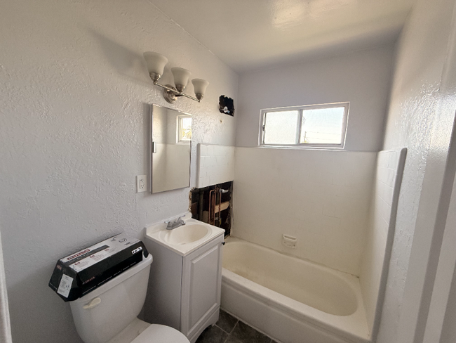 Building Photo - 1156 W 39th St