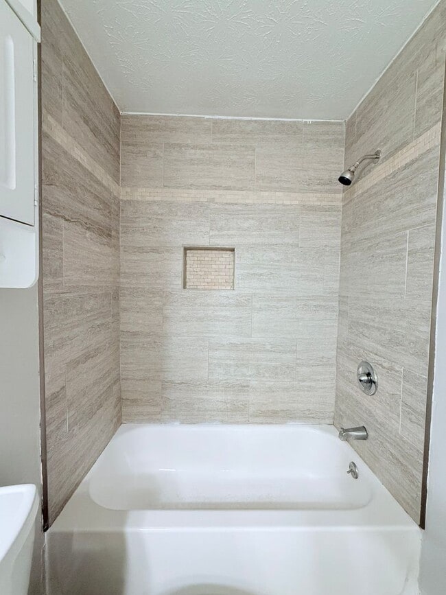Building Photo - Downtown Sugar Hill Townhome - 2 bed/1.5 bath end unit