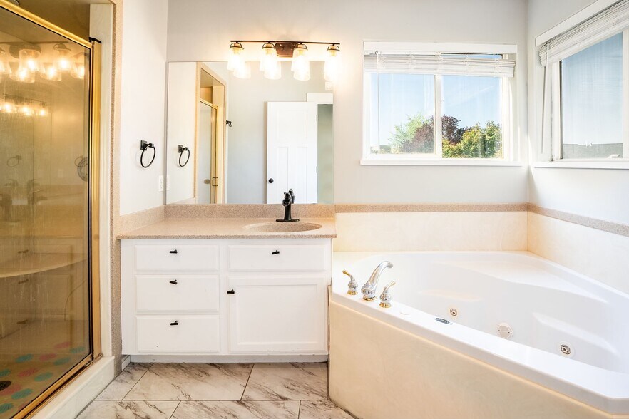 Master bathroom - 694 S Slate Canyon Dr