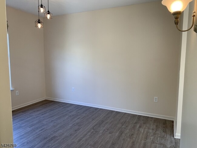 Building Photo - 60 Brock Ln