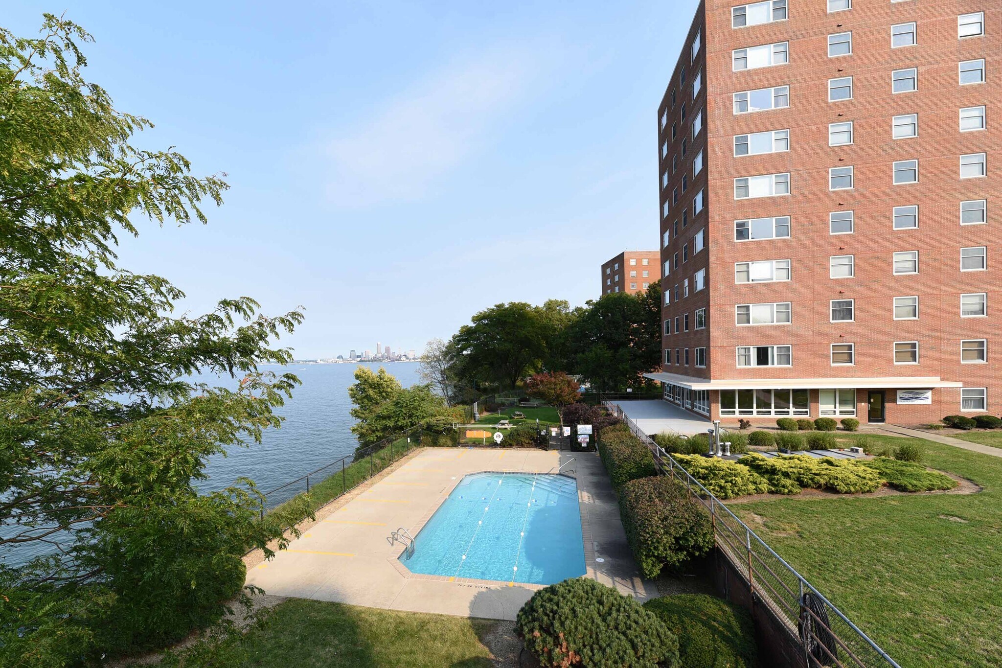 Building Photo - 11850 Edgewater Dr