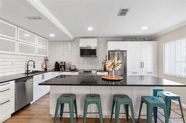 Building Photo - 1579 Greenlea Dr