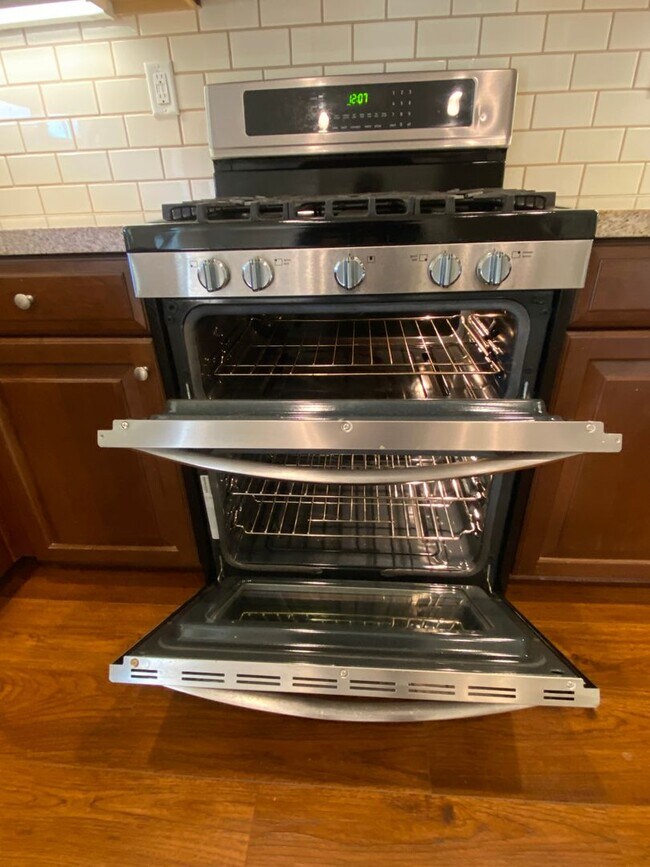 Building Photo - ALMOST NEW, SUPER CLEAN 2 BED, 2.5 BATHS, ...