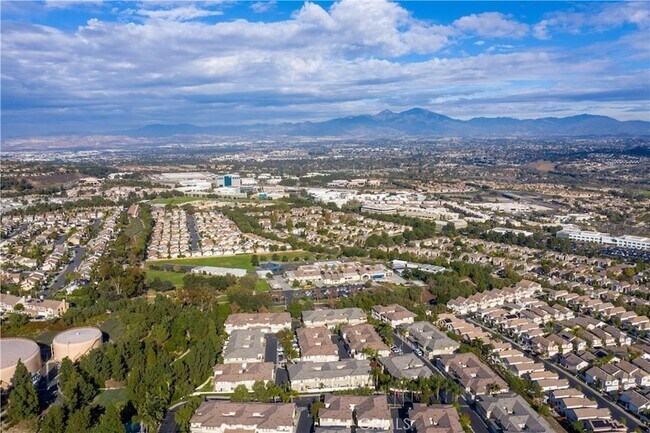 Building Photo - 17 Aurora