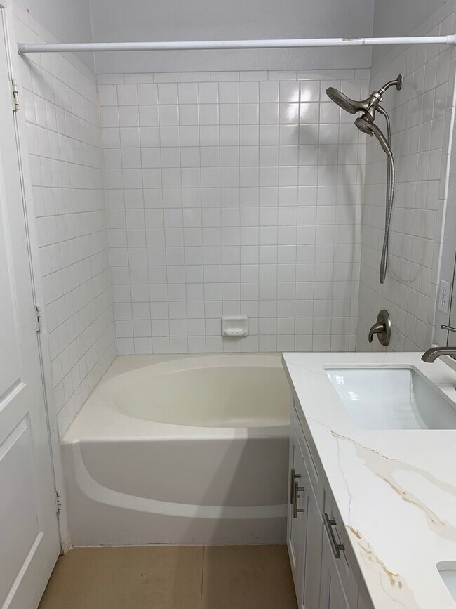 Building Photo - 3 bed, 2 bath, 2 car garage townhouse for ...