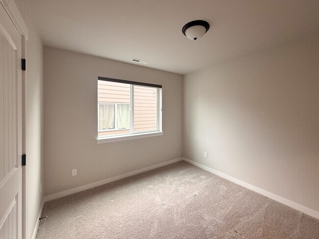 Building Photo - 5590 Mountain Quail Dr S