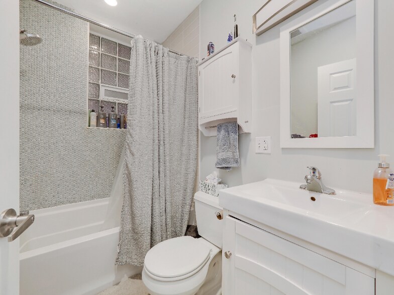 Building Photo - 2652 N Halsted St