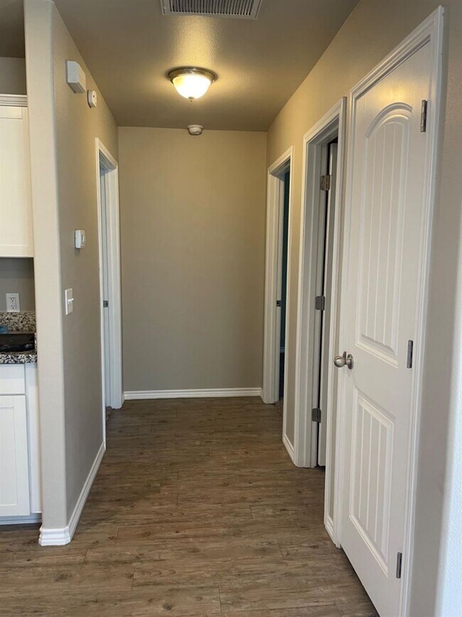 Building Photo - PRE LEASING NOW - AVAILABLE 8/11