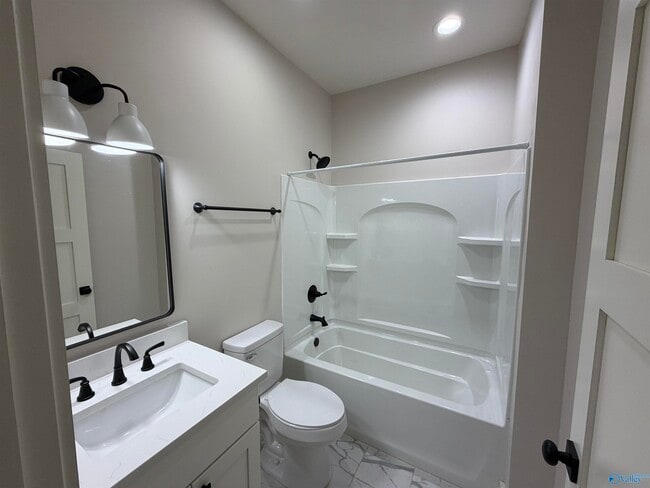 Building Photo - 14 Walnut St NE