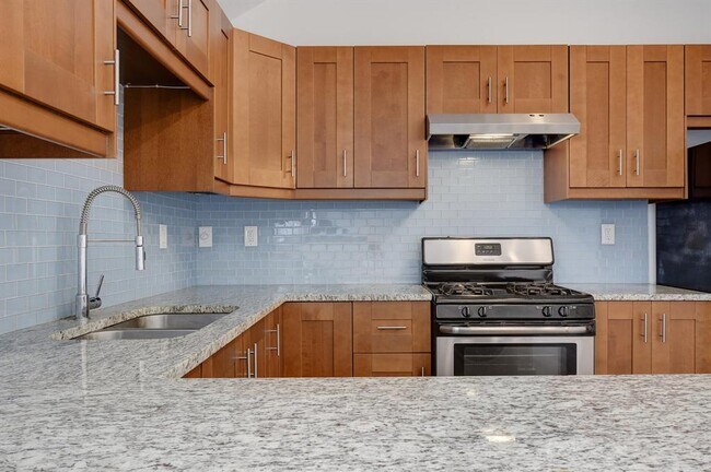 Building Photo - 1311 E 52nd St