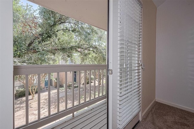 Building Photo - 11710 Southlake Dr