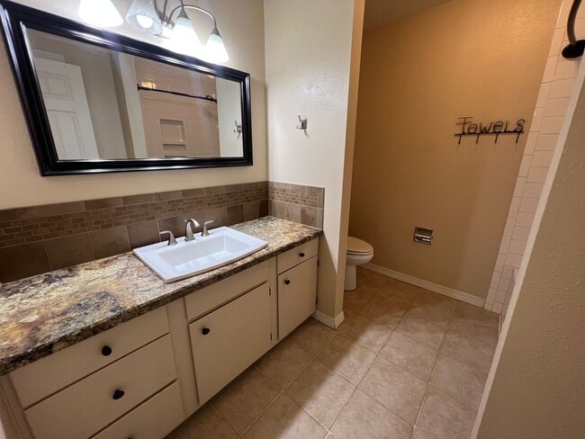 Building Photo - 5 bedroom 3 bathroom home for rent