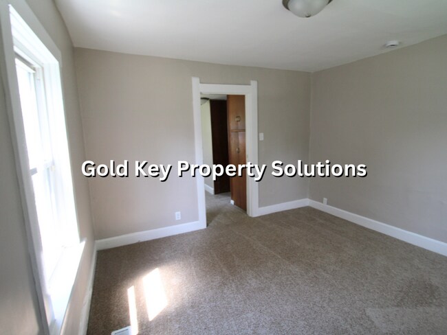 Building Photo - 2 BR 1 BA House with New Carpet and Paint ...