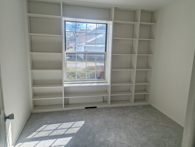 Building Photo - 600 Eastview Ct