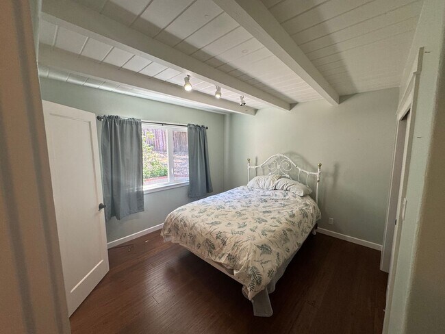 Building Photo - Beautiful 3 Bedroom/2 Bathroom Plus Bonus Room in Ben Lomond