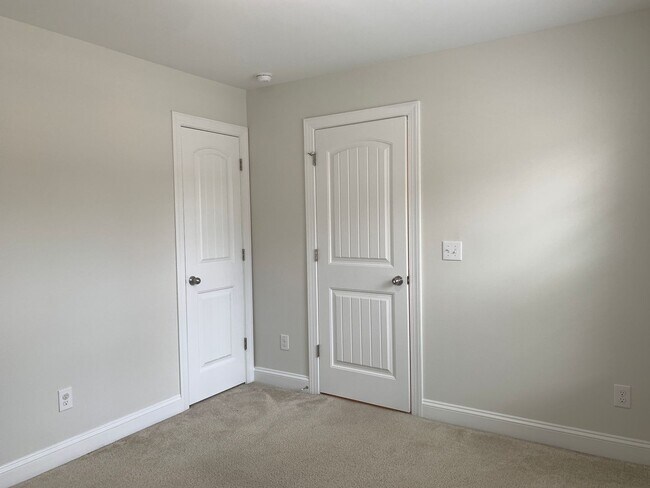 Building Photo - PRIME LOCATION, 3 Bedrooms Suites Apex TH Near HWY, Schools, Shops and Community Amenities!