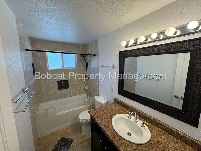Building Photo - 700 Cottonwood Dr