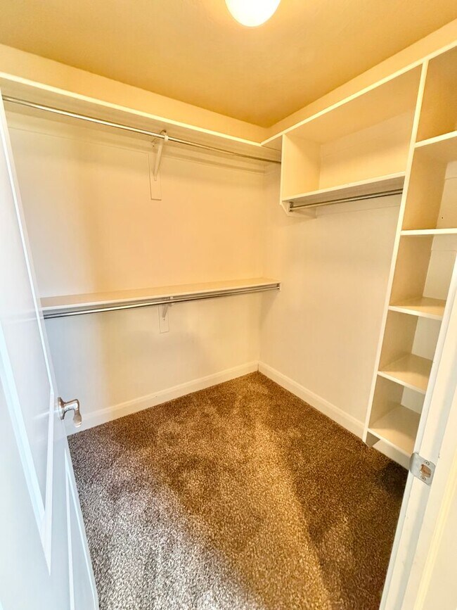 Building Photo - Charming 3 Bed 2 Bath + DEN/OFFICE Area!