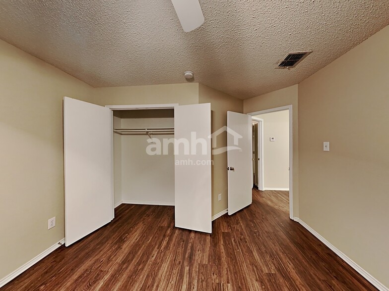 Building Photo - 1528 Englewood Dr