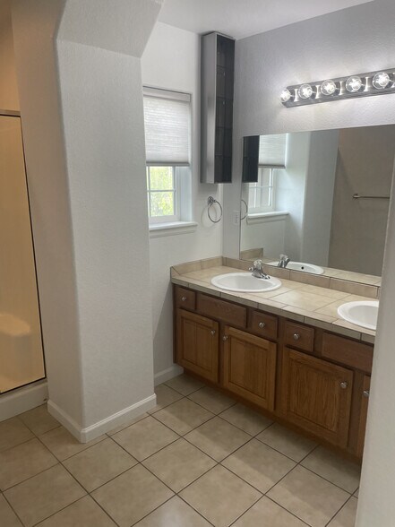 Building Photo - 1109 Trask Heights
