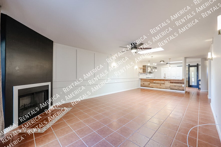 Building Photo - 1413 N Oak St