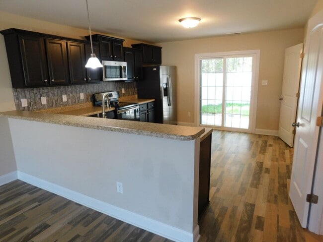 Building Photo - Like New Townhome!