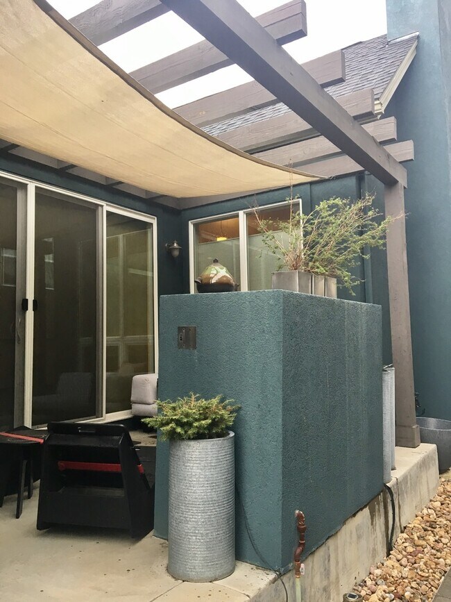 Building Photo - Lovely and Light Open Concept Louisville H...