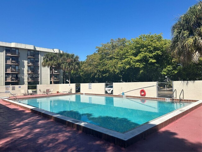 Building Photo - 2771 Riverside Dr