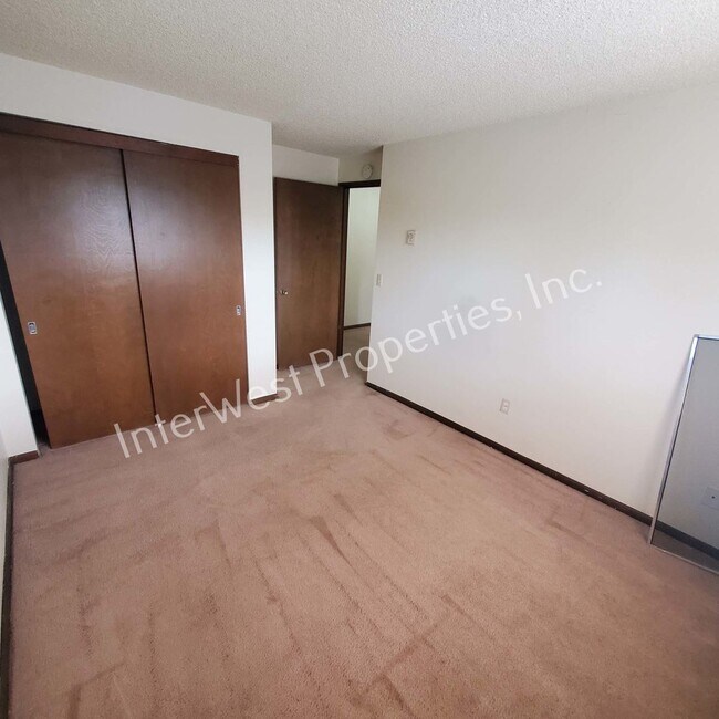 Building Photo - JOHNS01