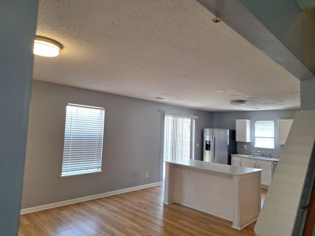 Building Photo - Wonderful Four Bedroom Home in Northeast C...