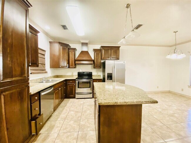 Building Photo - 707 St James Dr