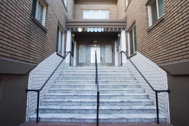 Building Photo - 1532 NE 14th Ave