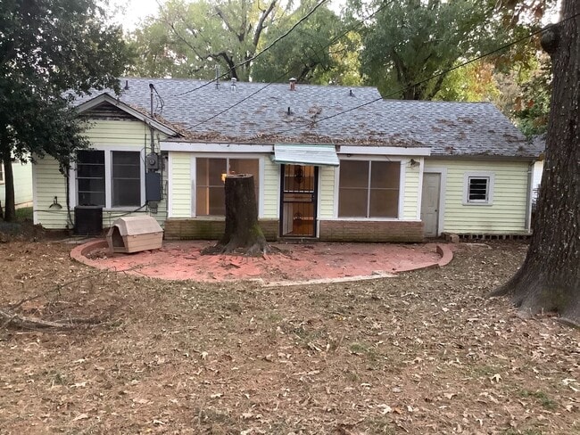 Building Photo - 2 Bedroom 1 Bath available for Rent