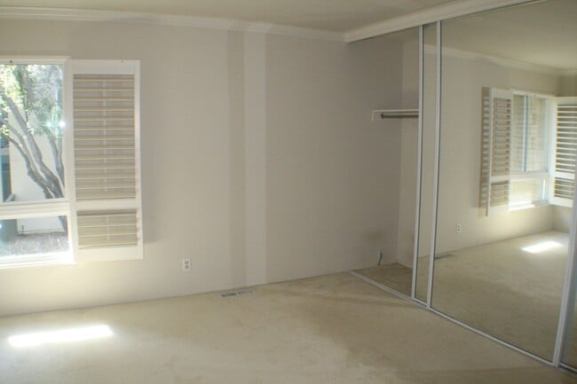 Building Photo - Pet friendly Woodlake townhouse