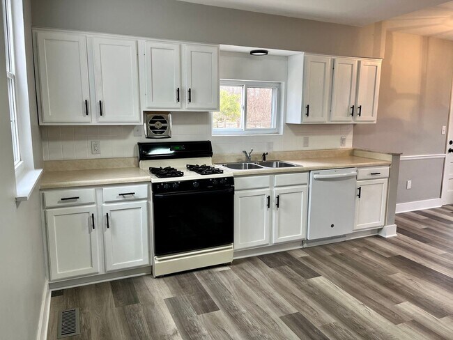 Building Photo - 4 Bedroom 2 bath house in Alton