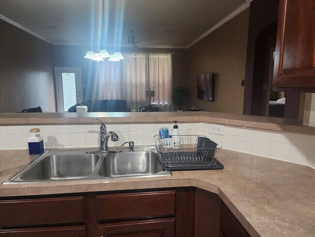 Building Photo - Move In Ready