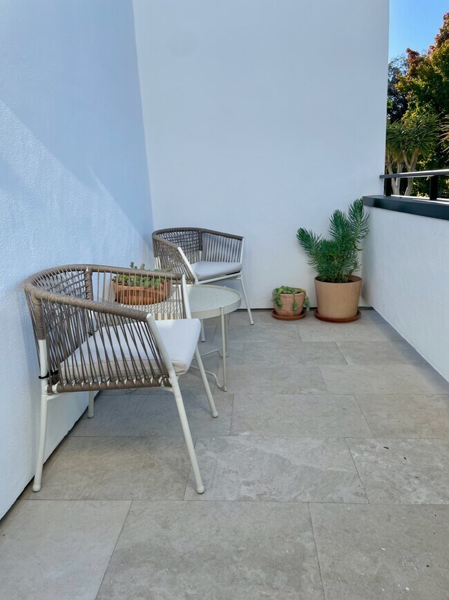 Balcony, Deck with limestone flooring - 522 N Roxbury Dr