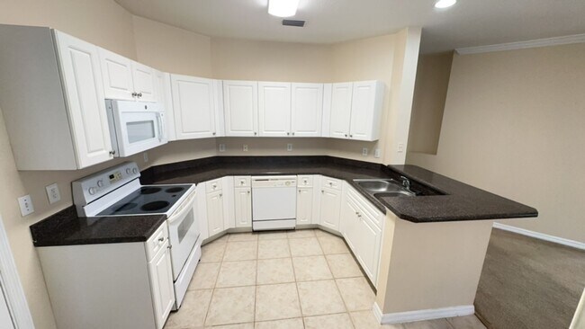 Building Photo - 3 BEDROOM 2 BATH 2 CAR GARAGE CONDO