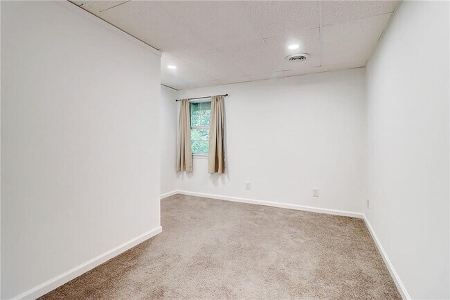 Building Photo - 3347 Camens Way NE