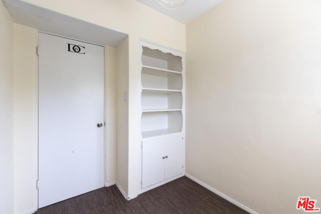 Building Photo - 3043 Hollycrest Dr
