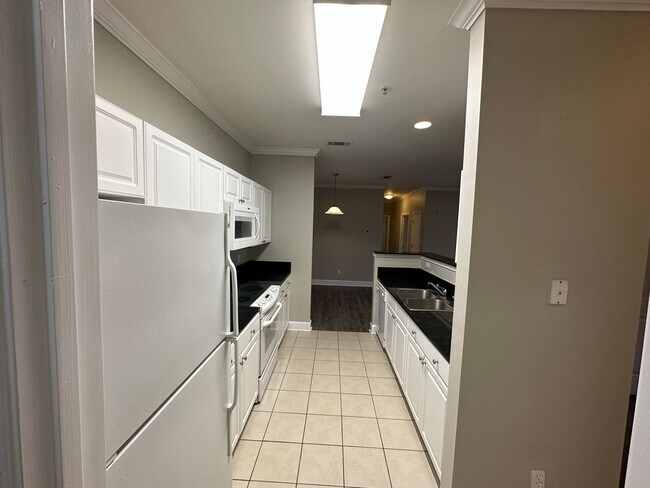 Building Photo - FIRST FLOOR APARTMENT COMMUNITY POOL!