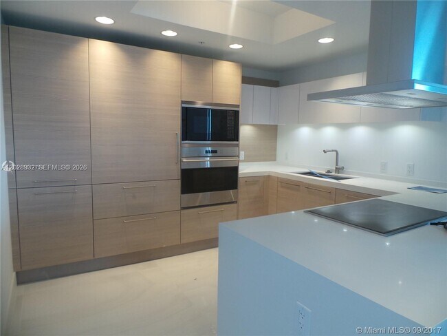 Building Photo - 17111 Biscayne Blvd