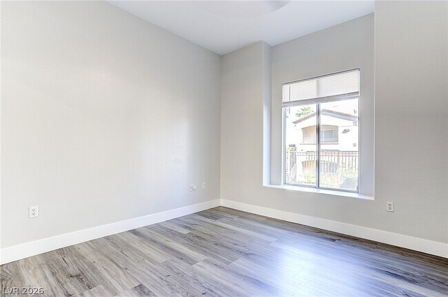 Building Photo - 2305 W Horizon Ridge Pkwy