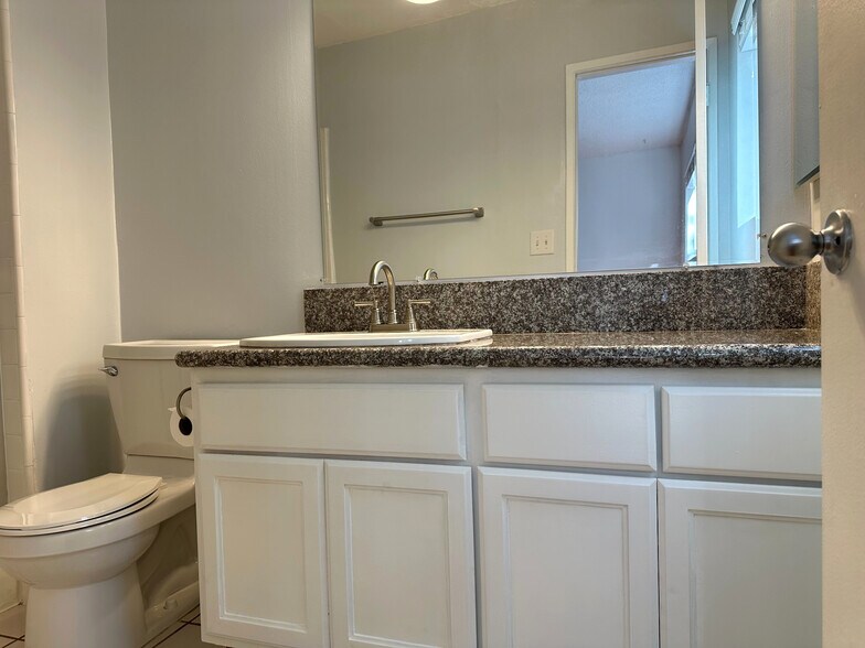 04 - Master Bathroom - 1831 Barry Ave